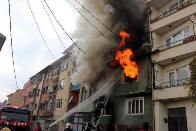 Alevlerin Arasindan Oğlunu Kurtardi 1