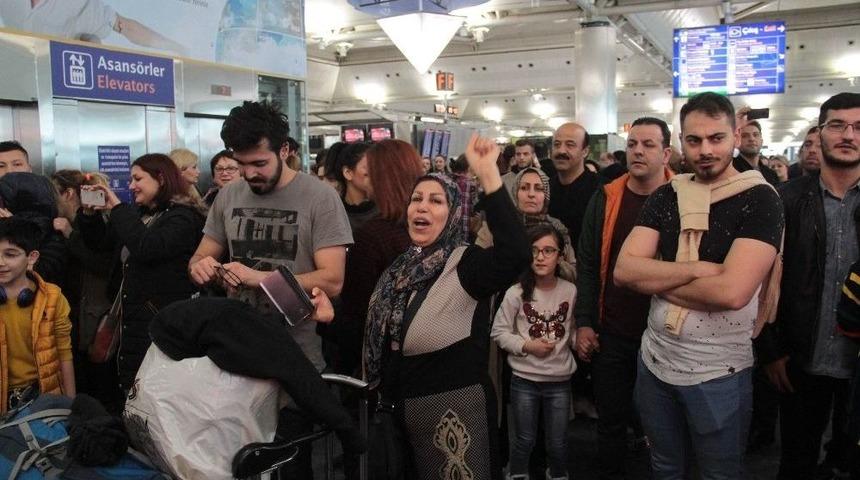 İranlı Yolculardan Atat&uuml;rk Havalimanı&rsquo;nda Protesto