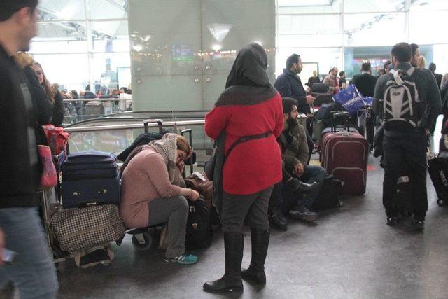 İranlı Yolculardan Atatürk Havalimanı’nda Protesto