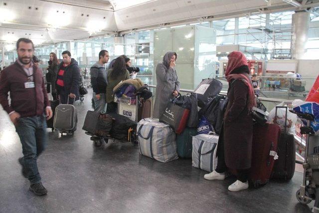 İranlı Yolculardan Atatürk Havalimanı’nda Protesto