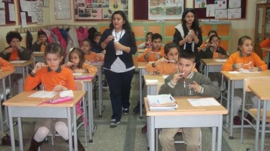Atat&uuml;rk İlkokulunda Flor Jel Uygulaması