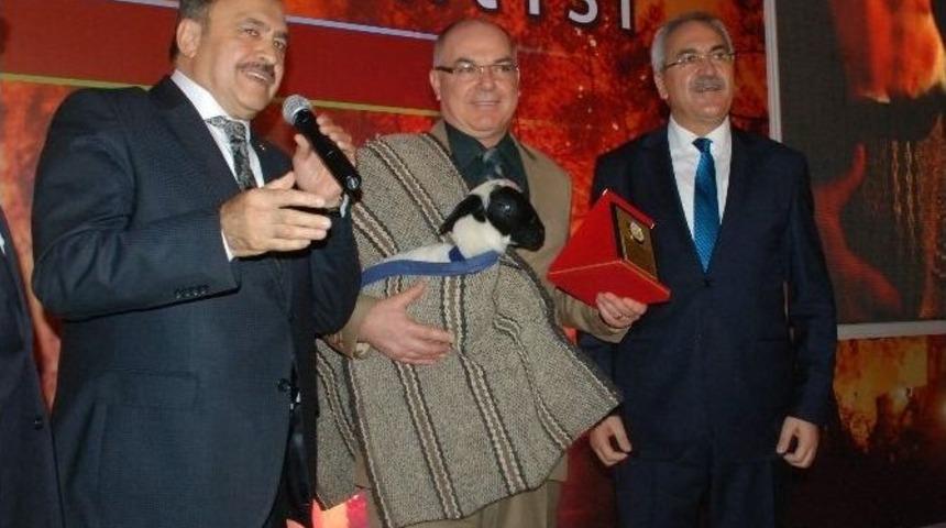 Bakan&rsquo;a En Masum Hediye