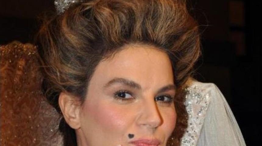 T&uuml;lin Şahin, Kendisinden 10 Kilo Ağir Elbiseyi Tanitti