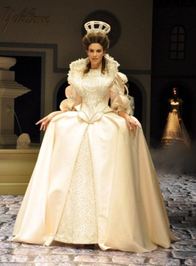 T&uuml;lin Şahin, Kendisinden 10 Kilo Ağir Elbiseyi Tanitti 1