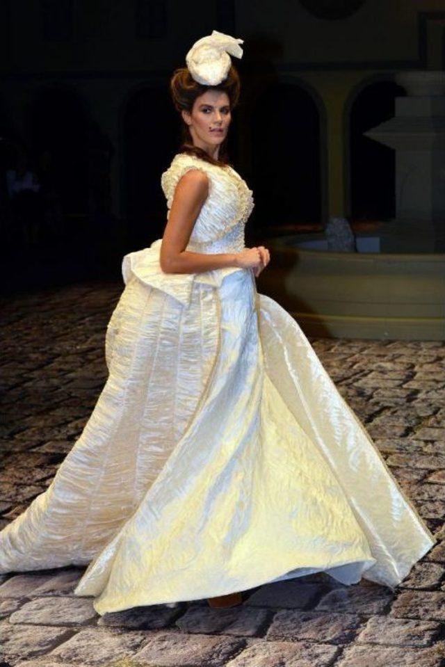 T&uuml;lin Şahin, Kendisinden 10 Kilo Ağir Elbiseyi Tanitti 2