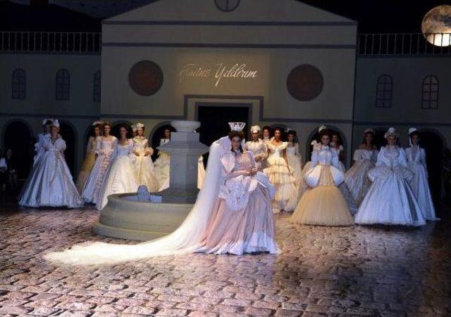 T&uuml;lin Şahin, Kendisinden 10 Kilo Ağir Elbiseyi Tanitti 3