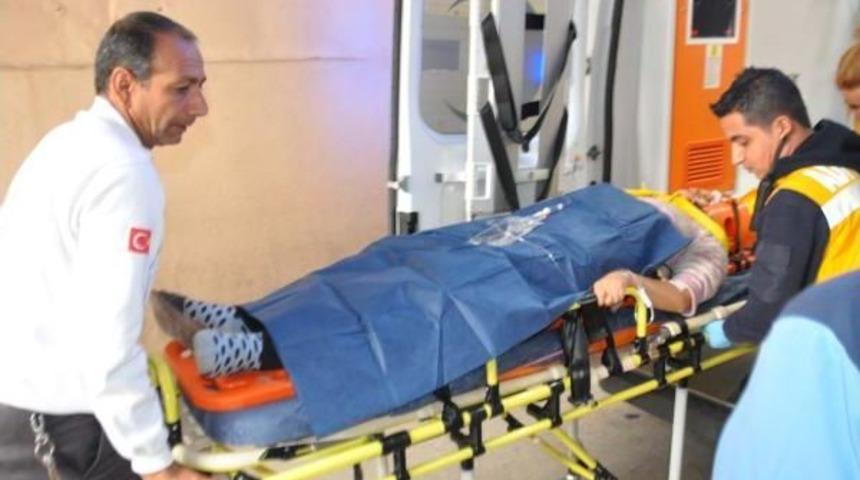 Adiyaman'da Otomobil Kamyona Arkadan &Ccedil;arpti: 4 Yarali