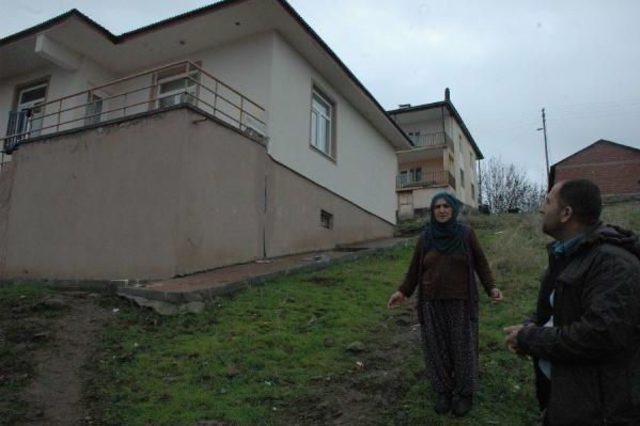 Karakoçan'da Deprem Konutlarinda Çatlaklar Oldu