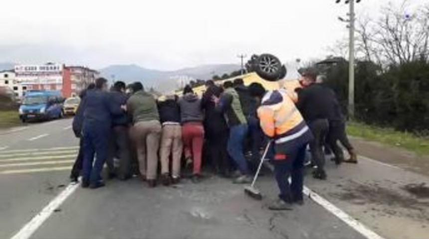 Devrilen Taksiyi 17 Kişi Zor Kaldırdı