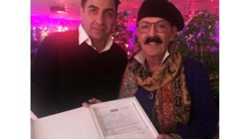 &Uuml;nl&uuml; Modacı Cemil İpek&ccedil;i V&uuml;cudunu Sigortalattı