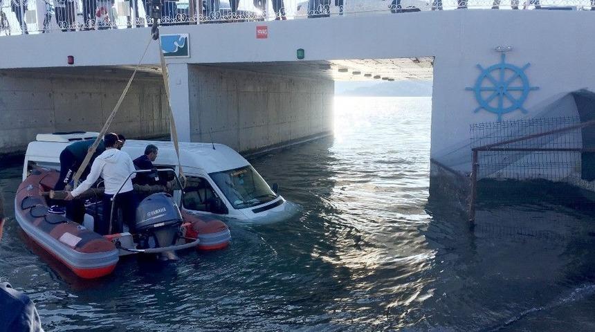 Fethiye&rsquo;de Kanala D&uuml;şen Minib&uuml;s &Ccedil;ekiciyle &Ccedil;ıkarıldı