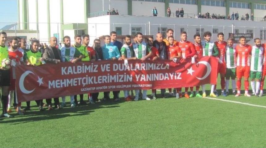 B&ouml;lgesel Amat&ouml;r Lig&rsquo;de Mehmet&ccedil;iğe Pankartlı Destek