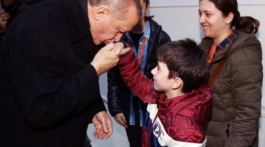 Cumhurbaşkanı Erdoğan, Şehit Polisin Ailesi İle G&ouml;r&uuml;şt&uuml;