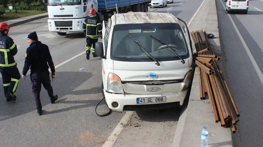 Kontrolden &Ccedil;ıkan Kamyonet Otomobille &Ccedil;arpıştı: 1 Yaralı