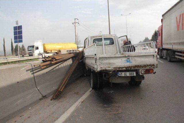 Kontrolden Çıkan Kamyonet Otomobille Çarpıştı: 1 Yaralı