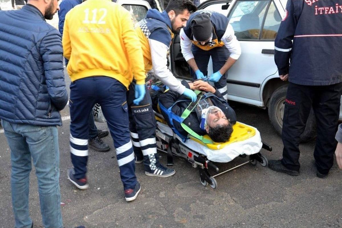 Kırmızı Işıkta Bekleyen Ticari Araca Otomobil &Ccedil;arptı: 1 Ağır 4 Yaralı