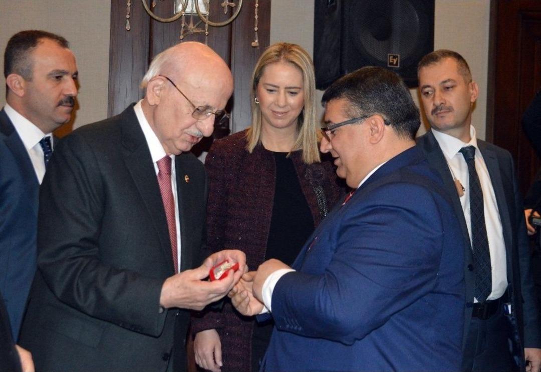 Tbmm Başkanı Kahraman&rsquo;dan Ter&ouml;r &Ouml;rg&uuml;t&uuml;n&uuml;n Bayrağına &rsquo;pijama&rsquo; Benzetmesi