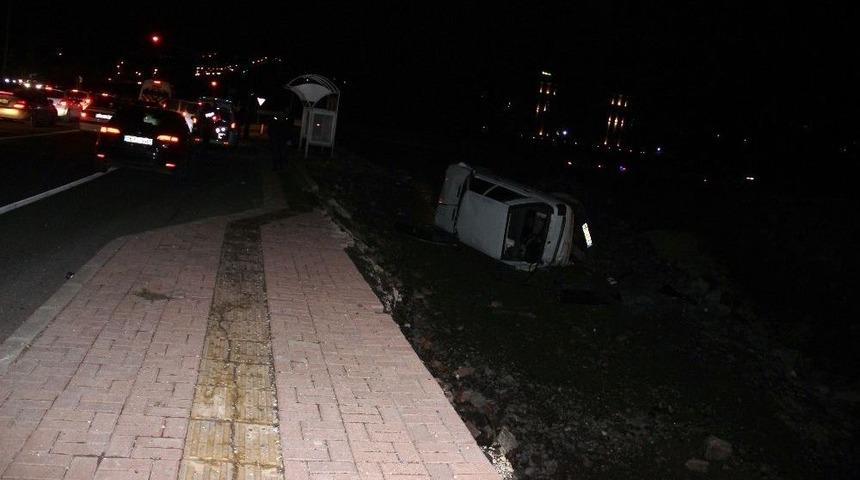 Yoldan &Ccedil;ıkıp Kaldırımda S&uuml;r&uuml;klenen Otomobil &Ccedil;ukura D&uuml;şt&uuml;