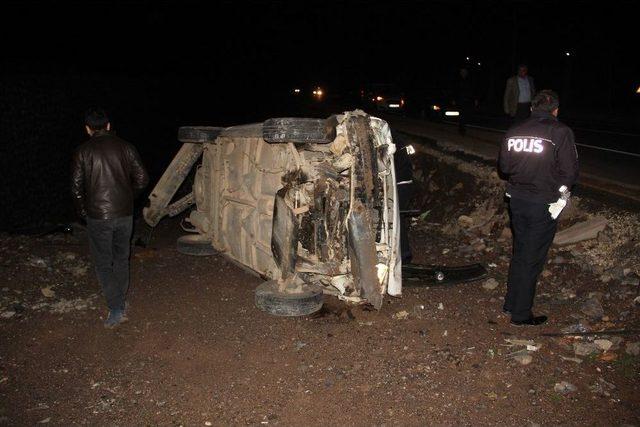 Yoldan Çıkıp Kaldırımda Sürüklenen Otomobil Çukura Düştü