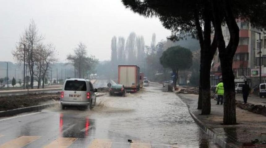 Lapseki'de Karayolu Ulaşimina Yağmur Engeli