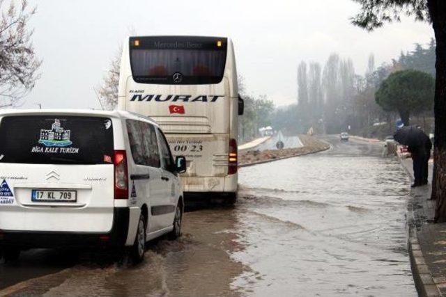 Lapseki'de Karayolu Ulaşimina Yağmur Engeli