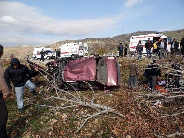 Otomobil Şarampole Yuvarlandı: 7 Yaralı 1