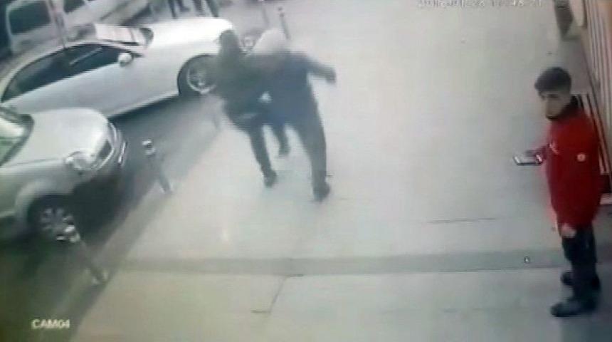 Zeytinburnu&rsquo;nda 3 Kişinin Vurulduğu Silahlı Saldırı Kamerada