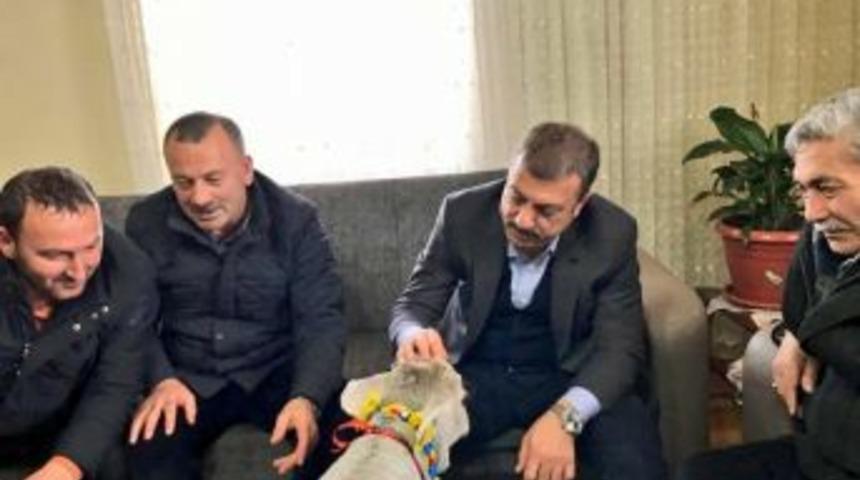 Evde Buzağı Besleyen &Ccedil;ift&ccedil;iye Milletvekilinden Teşekk&uuml;r