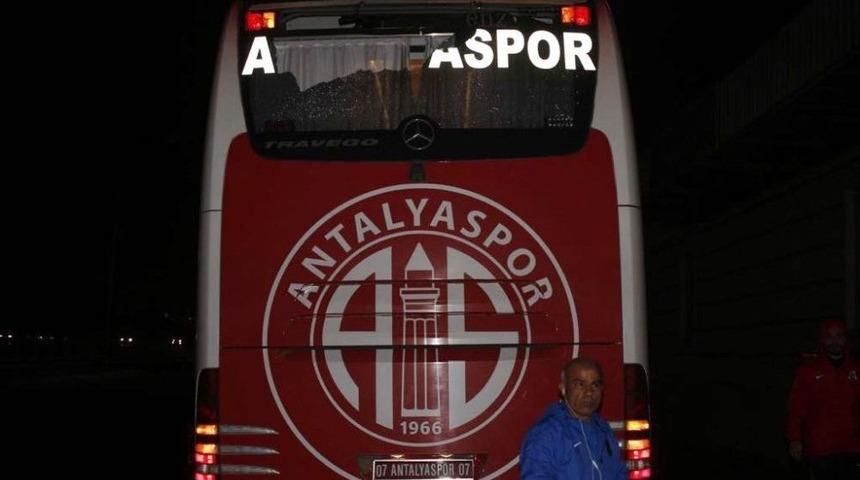 Antalyasporlu Oyuncuları Taşıyan Otob&uuml;s Taşlı Saldırıya Uğradı