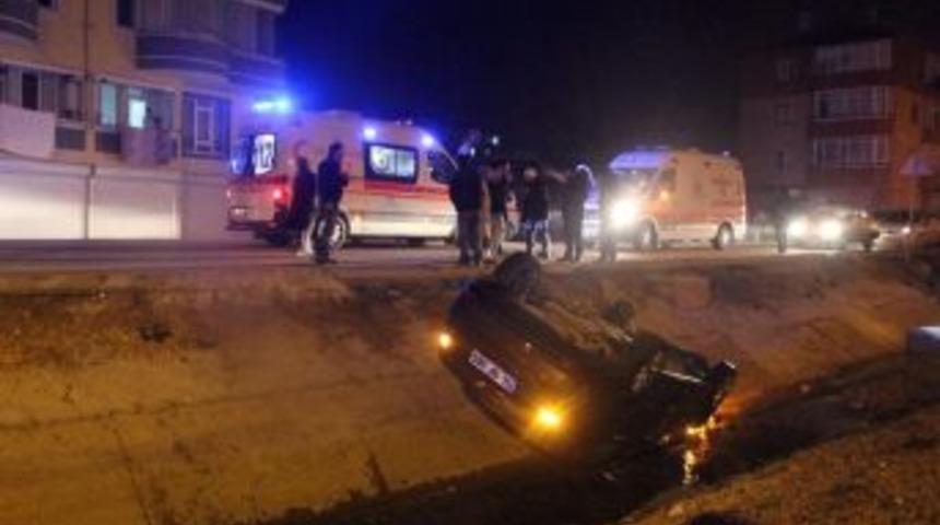 Kontrolden &Ccedil;ıkan Otomobil Su Kanalına U&ccedil;tu: 2 Yaralı