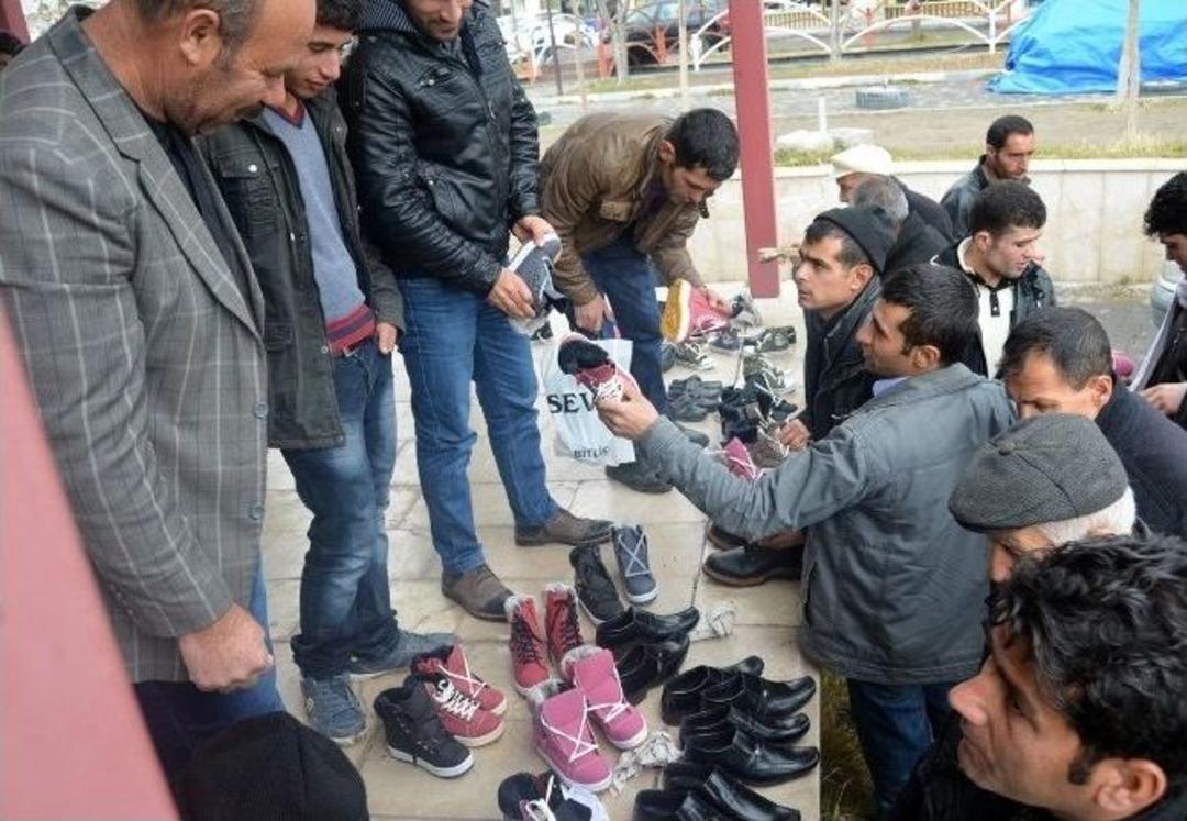 Adilcevaz&rsquo;da Ucuz Ayakkabı İzdihamı