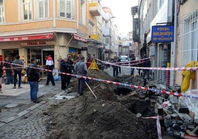 Kepçe Doğalgaz Borusunu Patlatti, Mahalleli Panik Yaşadi