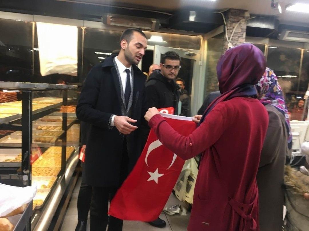 &Uuml;lk&uuml; Ocaklarından Esnaf&rsquo;a T&uuml;rk Bayrağı