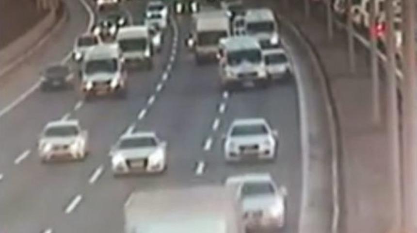 (&ouml;zel Haber) Minib&uuml;s&uuml;n &Ccedil;arptığı Hafif Ticari Ara&ccedil; Kontrolden &Ccedil;ıkıp Bariyerlere &Ccedil;arptı