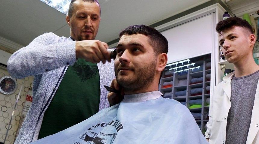 Her M&uuml;şterinin Ustura Ve Havlusu Ayrı