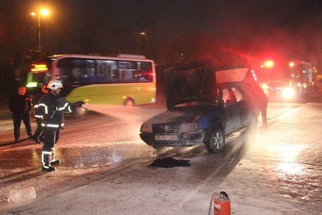 Otomobilinde Çıkan Yangını Montuyla Söndürmeye Çalıştı