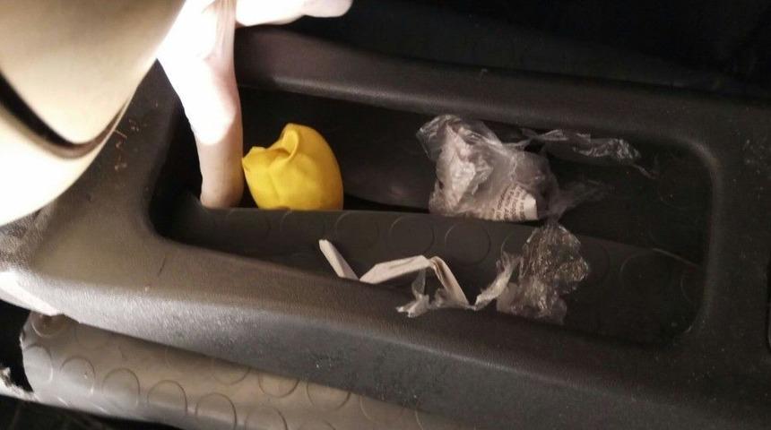 Polis Ş&uuml;phelendiği Ara&ccedil;tan Uyuşturucu &Ccedil;ıktı