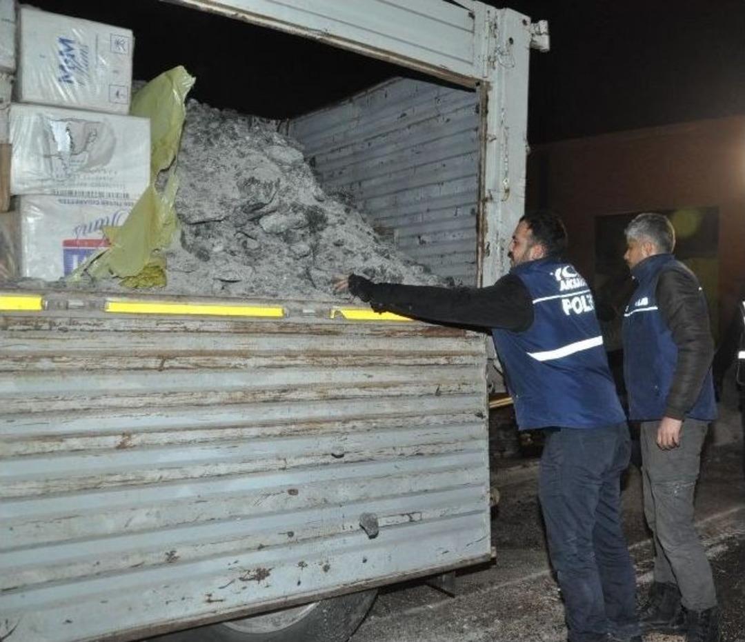 Kaya Tuzu Altından Ka&ccedil;ak Sigara &Ccedil;ıktı