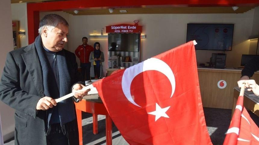 Başkan Pınarbaşı, Esnafa Bayrak Dağıttı