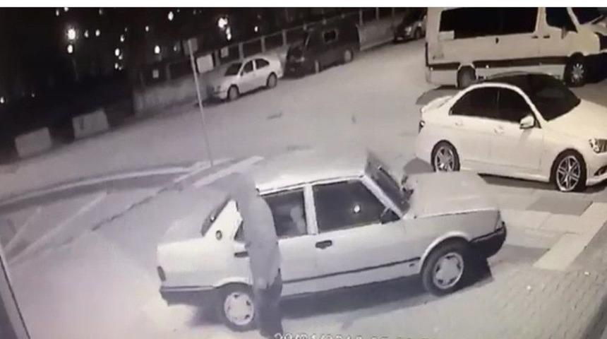 Arabayla Vitrin Camını Kıran Hırsızlar D&uuml;kkanı Soydu