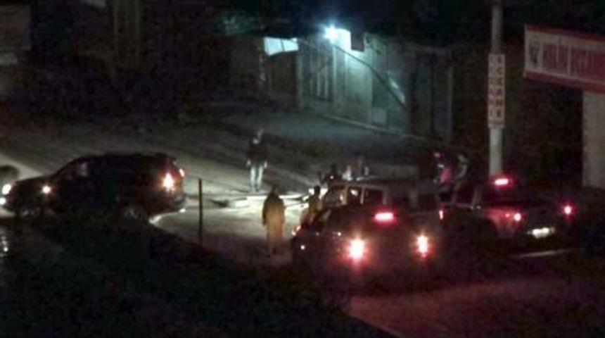 Cizre'de Olayli Gece: Biri Polis, 2 Yarali