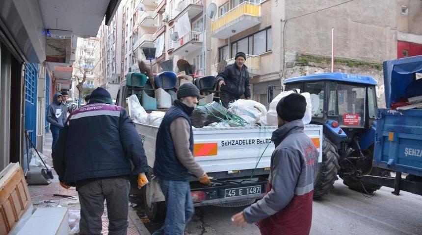 Manisa&rsquo;da Bir Evde 2 R&ouml;mork Dolusu &Ccedil;&ouml;p &Ccedil;ıktı