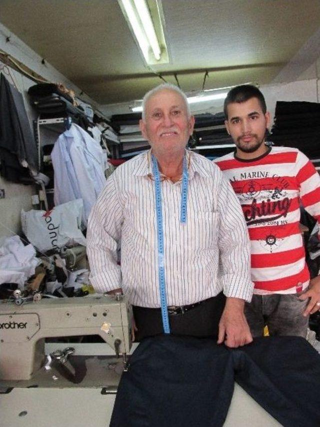 Hasan Dede, Kumaş Değil Unutulmak &Uuml;zere Olan Y&ouml;r&uuml;k K&uuml;lt&uuml;r&uuml;n&uuml; Dikiyor 1