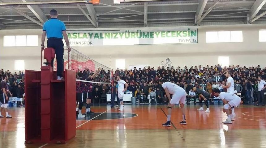 Taraftar Sahaya İndi, Voleybol Ma&ccedil;ı Tatil Edildi
