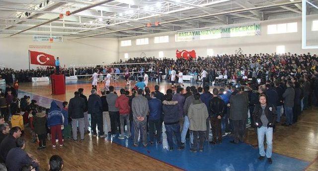 Taraftar Sahaya İndi, Voleybol Maçı Tatil Edildi