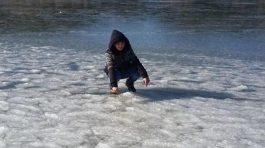 G&ouml;lc&uuml;k Krater G&ouml;l&uuml; Buz Tuttu