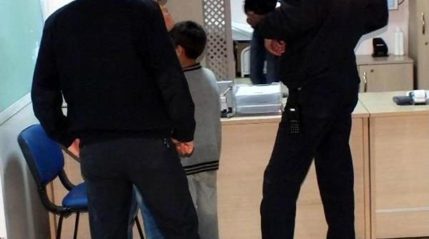 Cip &Ccedil;alan İki &Ccedil;ocuk, Kaza Yapinca Yakalandi