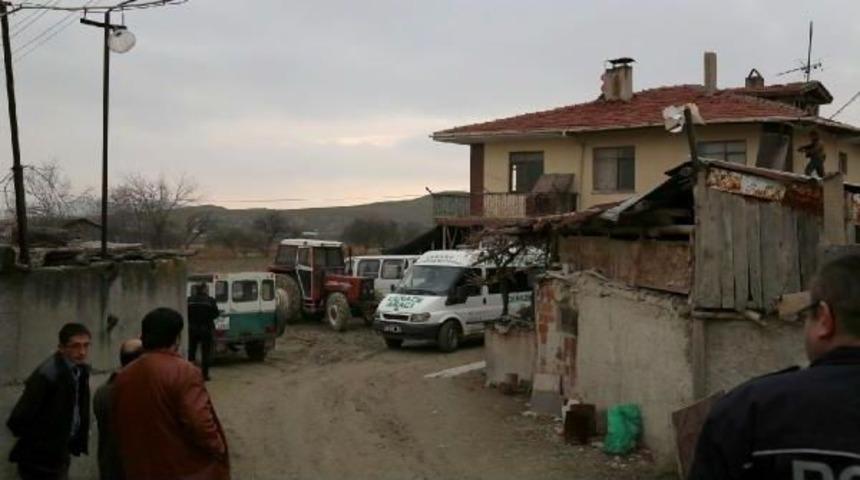 Anne Ve Babasini Av T&uuml;feğiyle &Ouml;ld&uuml;rd&uuml;