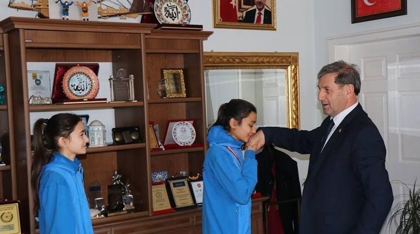 Başkan &Ouml;zkan, Başarılı Atletleri &Ouml;d&uuml;llendirdi
