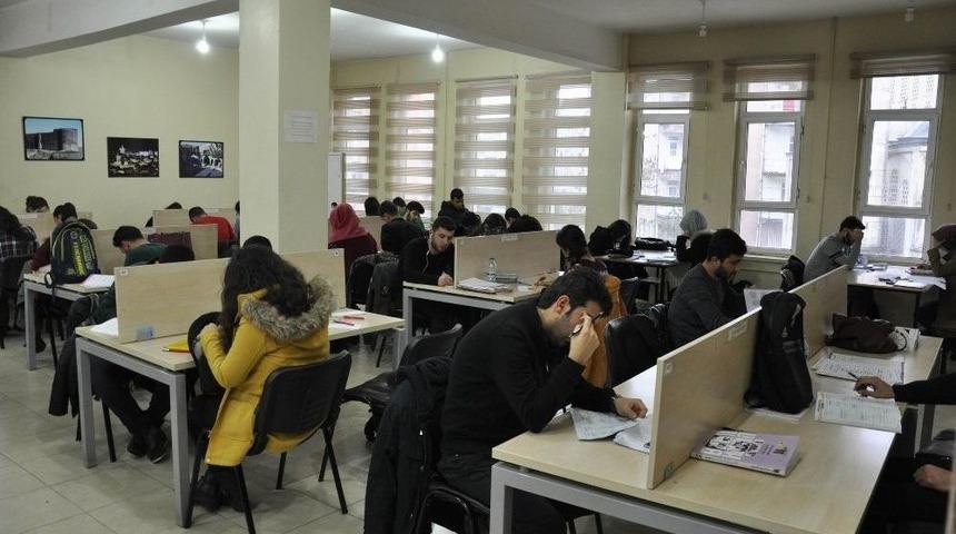 S&ouml;mestr Tatilinde K&uuml;t&uuml;phaneler Doldu Taştı